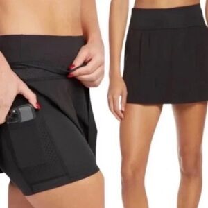 SPANX Black Skort Label with Red Background XS